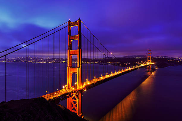 синяя ночь на мост золотые ворота в сан-франциско - gold gate bridge san francisco county стоковые фото и изображения