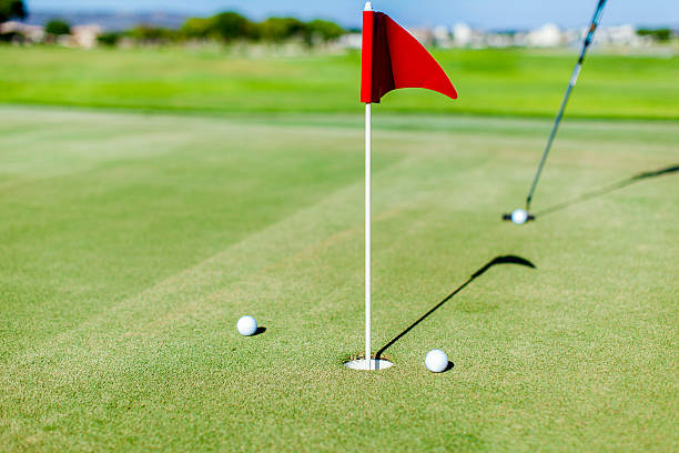 golfista practicar en un putting green - practicing golf putting golf flag fotografías e imágenes de stock