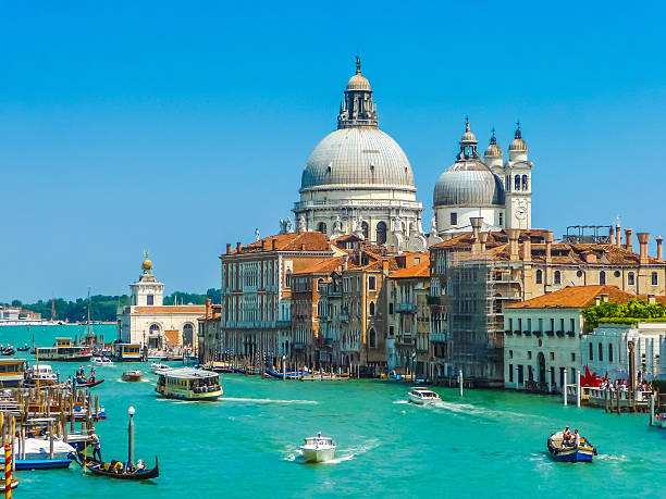 canal grande com a basílica de santa maria della salute, veneza - venice italy italy gondola rialto bridge imagens e fotografias de stock