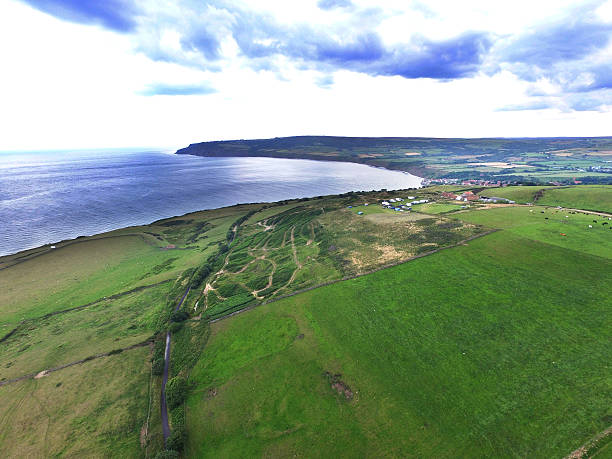 robin passamontagna bay e il sentiero di cemento - robin hoods bay foto e immagini stock