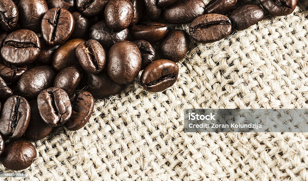 Кофе и кофейных зерен на Дерюга - Стоковые фото Ароматический роялти-фри