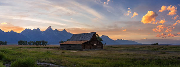 グランドティトン国立公園の日没 - western usa mountain peak landscape farm ストックフォトと画像