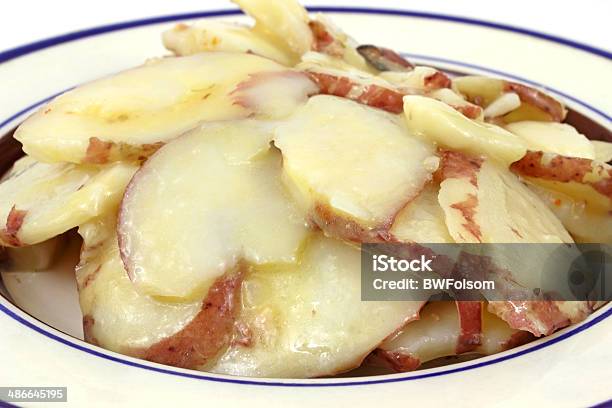 Foto de Vista De Perto De Salada De Batata Alemã No Pequeno Prato e mais fotos de stock de Azul