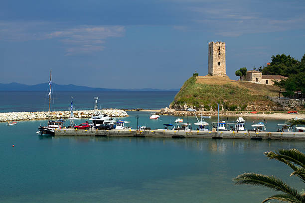 yates en el muelle - scenics multi colored greece blue fotografías e imágenes de stock