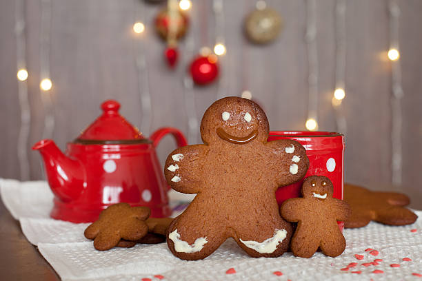 istock Smiling gingerbread man and a smaller one next to him 486648916