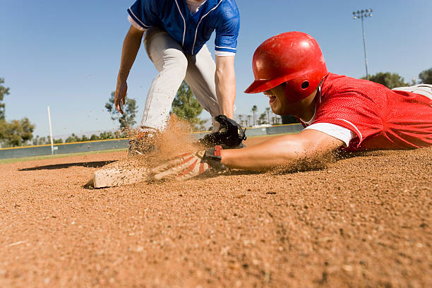 ランナーとベースの両方に働きかける infielder - baseball baseball player base sliding ストックフォトと画像