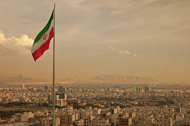 irã bandeira do vento acima do horizonte de teerã - iran - fotografias e filmes do acervo