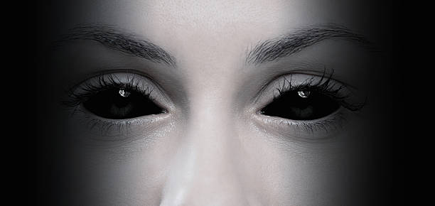 yeux mal femme - witches & vampires photos photos et images de collection