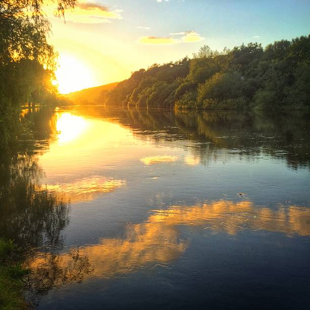 magnifique coucher de soleil sur la rivière lee cork, irlande - rivière lee photos et images de collection