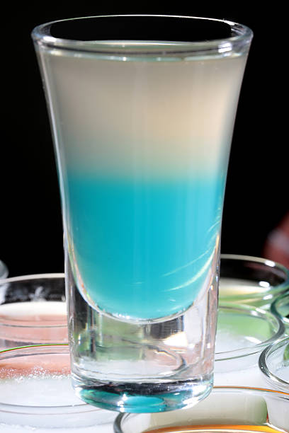 bianco blu cocktail - studio shot gourmet freshness cold foto e immagini stock
