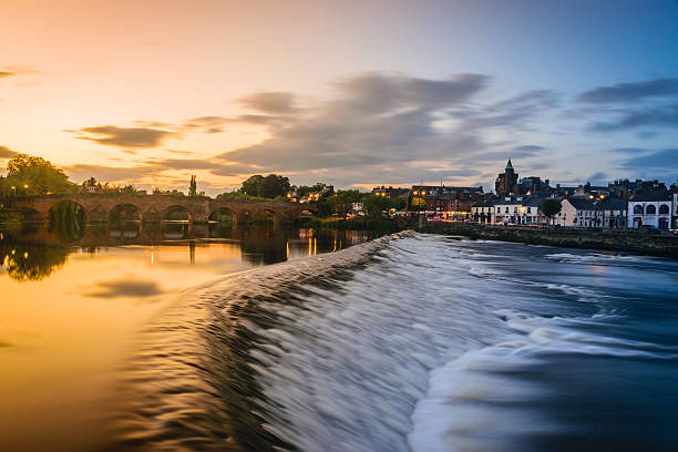 the river nith and old bridge at dumfries, scotland. - dumfries 個照片及圖片檔