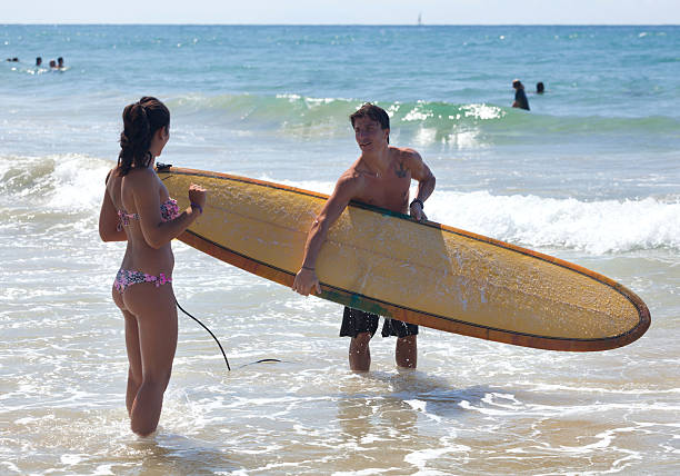 surfer erklärt theorie surfen auf eine junge frau - surfing surf wave extreme sports stock-fotos und bilder