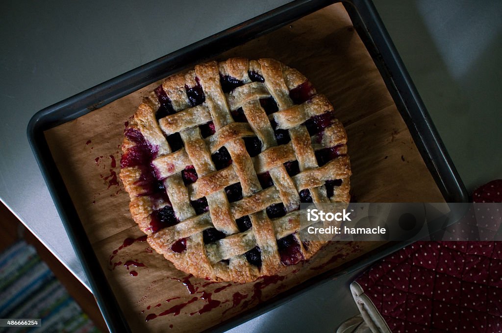 Triple berry pie - Foto de stock de Pastel dulce libre de derechos