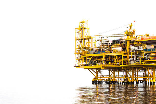 엔진오일 다이빙대 흰색 바탕에 흰색 배경 - oil rig sea remote oil industry 뉴스 사진 이미지