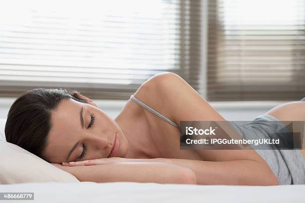 Hermosa Mujer Durmiendo En La Cama Foto de stock y más banco de imágenes de Dormir - Dormir, Persiana - Decoración, Ventana