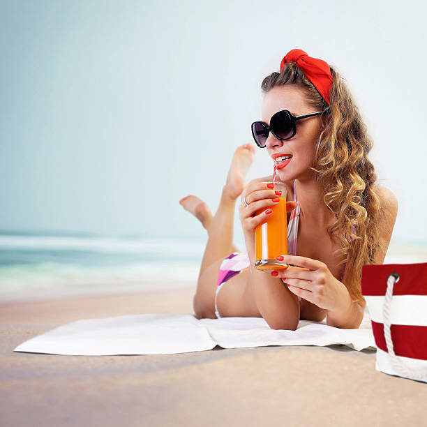 pin-up girl on the beach - sunglasses fashion pin up girl women стоковые фото и изображения