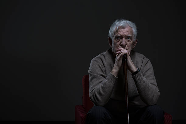 contemplativo velho homem - portrait men senior adult depression imagens e fotografias de stock