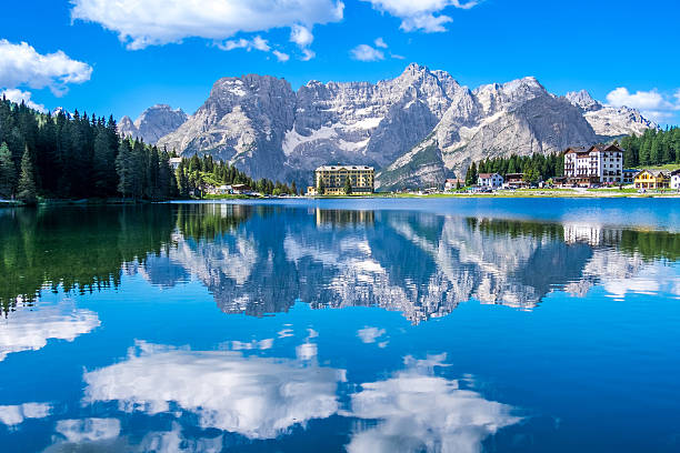 lago misurina com reflexo do céu claro - austria tirol cloud land imagens e fotografias de stock