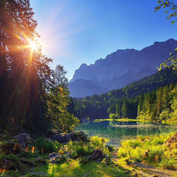 lago eibsee - zugspitze mountain lake autumn germany foto e immagini stock