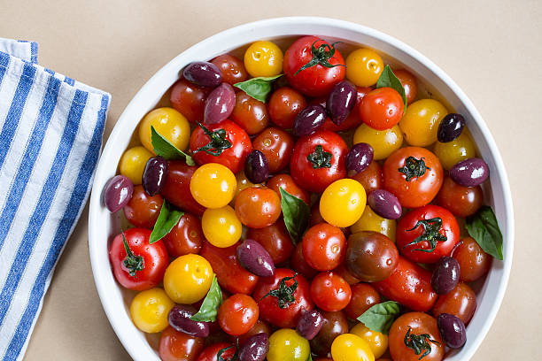 rústico cereja tradicional salada de tomate com manjericão e azeitona - homegrown produce dairy product olive oil food - fotografias e filmes do acervo