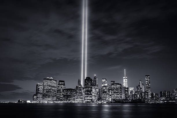 instalação de arte tribute in light 2015 (b & w - world trade center september 11 new york city manhattan imagens e fotografias de stock