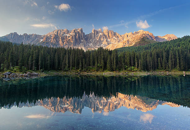 lake carezza, dolomiten, italien - latemar mountain range stock-fotos und bilder