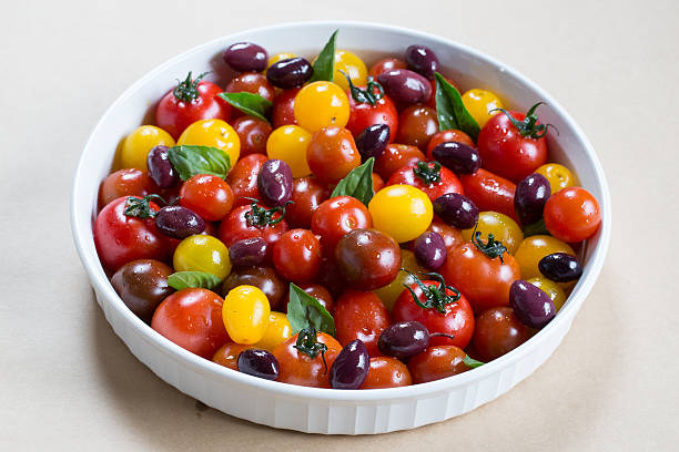 rústico cereja tradicional salada de tomate com manjericão e azeitona - homegrown produce dairy product olive oil food - fotografias e filmes do acervo