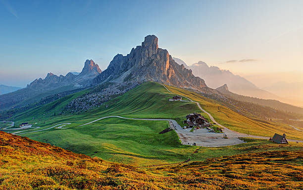 paisagem de montanhas dolomitas - belluno veneto european alps lake - fotografias e filmes do acervo