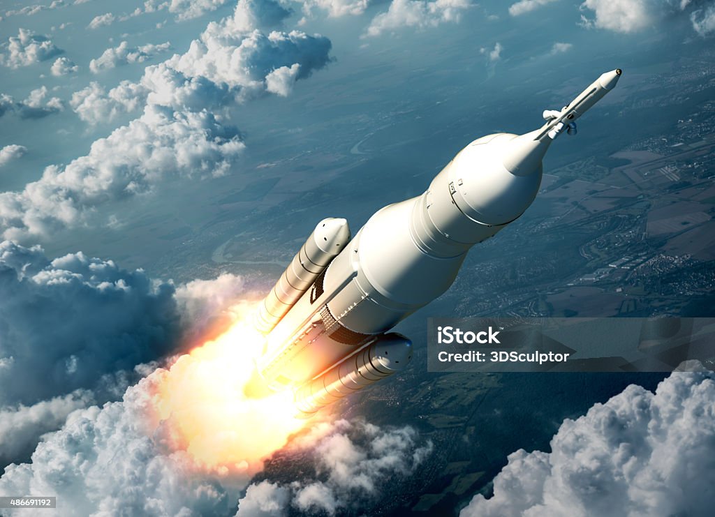 Espacio sistema de lanzamiento volando sobre las nubes - Foto de stock de Cohete espacial libre de derechos