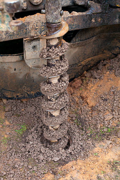 taladro está cavando un orificio - oil rig onshore drilling rig borehole fotografías e imágenes de stock