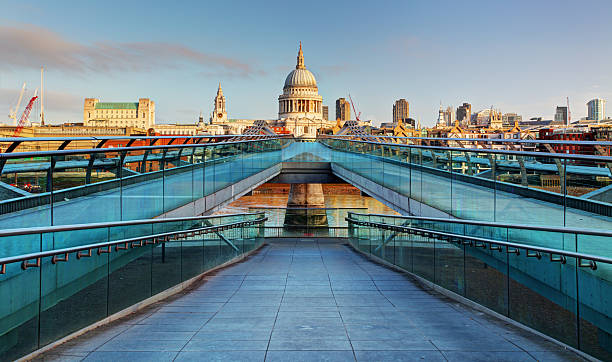 st. paul's cathedral und das millennium bridge - millennium bridge stock-fotos und bilder