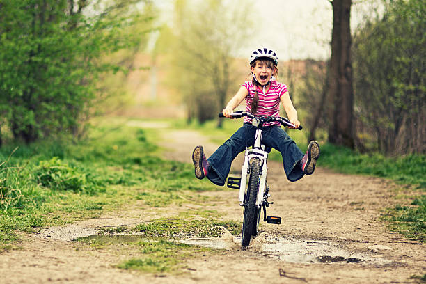 rapariga de bicicleta de equitação - helmet bicycle little girls child imagens e fotografias de stock