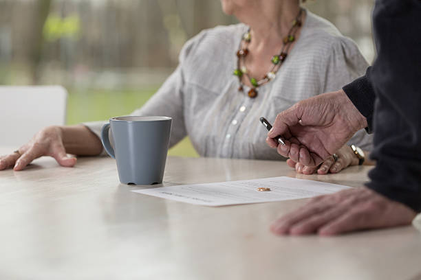 nahaufnahme von dokumenten - couple senior adult sadness emotional stress stock-fotos und bilder