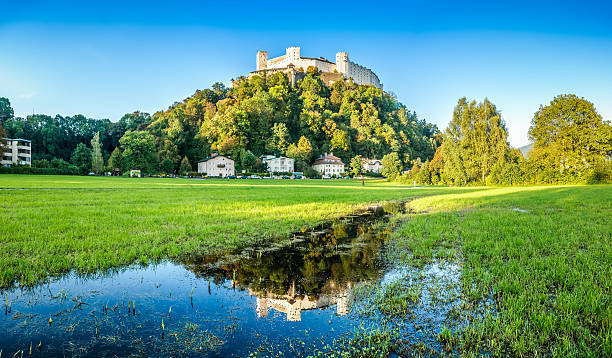 cidade de salzburgo com a fortaleza no verão, província de salzburgo, áustria - lake amadeus - fotografias e filmes do acervo
