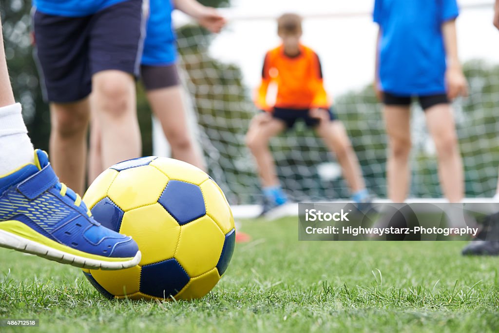 Nahaufnahme von Kinder Füße In Soccer Match - Lizenzfrei Kind Stock-Foto