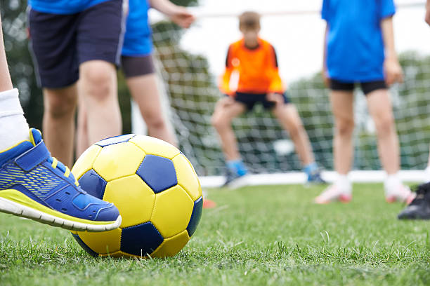 zbliżenie dzieci stóp w meczu piłki nożnej - playing field kids soccer goalie soccer player zdjęcia i obrazy z banku zdjęć