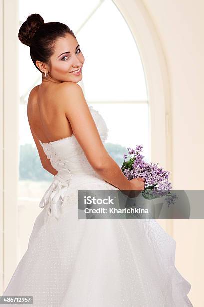 美しい若い花嫁のポートレート - 1人のストックフォトや画像を多数ご用意 - 1人, まぶしい, カメラ目線