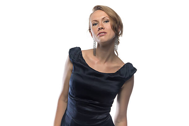 Foto einer Frau im schwarzen Cocktailkleid Foto einer Frau im schwarzen Cocktailkleid auf weißem Hintergrund Stock-Bilder, lizenzfreie Fotos und Bilder im Cocktail-Midikleid