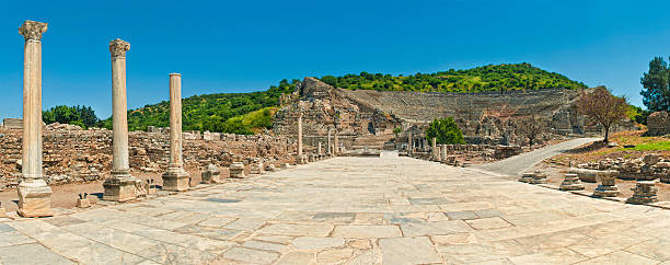 mosaico da estrada do anfiteatro antigo com as colunas - turkey tourist ephesus roman imagens e fotografias de stock