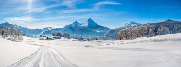 paisaje de invierno en los alpes de la región de baviera con macizo del watzmann, alemania - ski resort hut snow winter fotografías e imágenes de stock