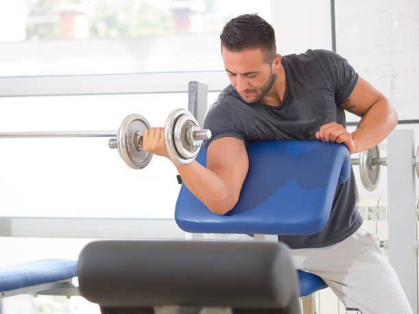 hombre joven en el gimnasio - ultimate fighting fotografías e imágenes de stock