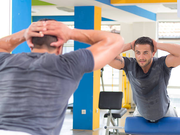 hombre joven en el gimnasio - ultimate fighting fotografías e imágenes de stock