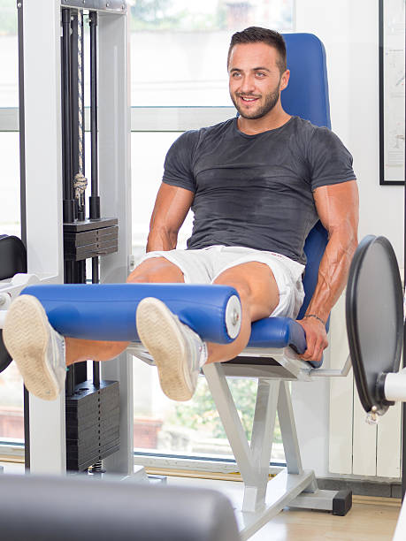 hombre joven en el gimnasio - ultimate fighting fotografías e imágenes de stock