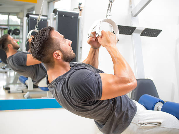 hombre joven en el gimnasio - ultimate fighting fotografías e imágenes de stock