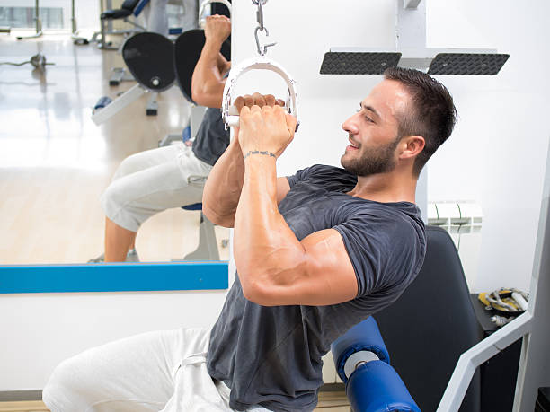 hombre joven en el gimnasio - ultimate fighting fotografías e imágenes de stock