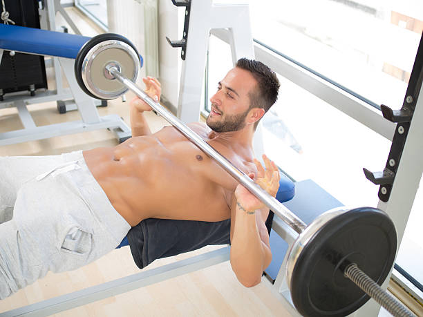 hombre joven en el gimnasio - ultimate fighting fotografías e imágenes de stock