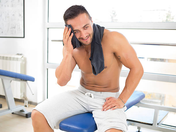 hombre joven en el gimnasio - ultimate fighting fotografías e imágenes de stock