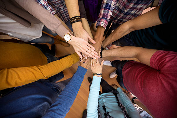 tutte le mani insieme, l'uguaglianza razziale in squadra - prejudice foto e immagini stock