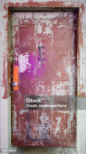 Metallo Arrugginito Porta - Fotografie stock e altre immagini di Acciaio - Acciaio, Arrugginito, Composizione verticale