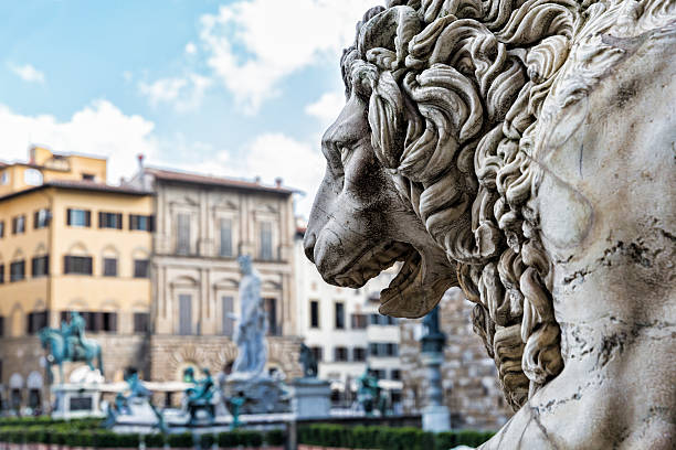 лев на пьяцца делла синьория во флоренции, италия - loggia dei lanzi стоковые фото и изображения